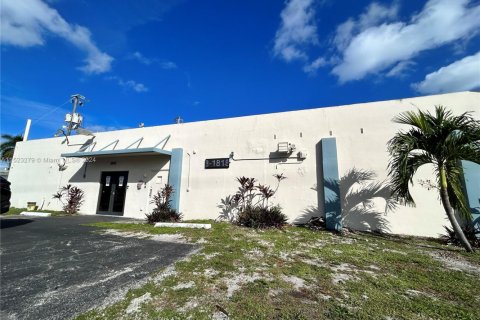 Commercial property in Hollywood, Florida № 1706634 - photo 24