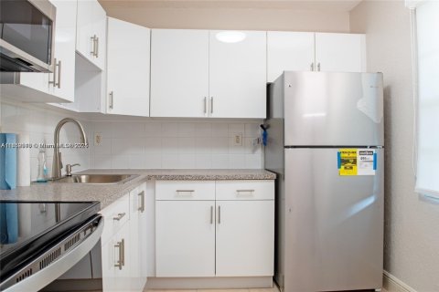 Condo in Miami, Florida, 2 bedrooms  № 1702222 - photo 8