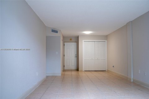 Condo in Miami, Florida, 2 bedrooms  № 1702222 - photo 7