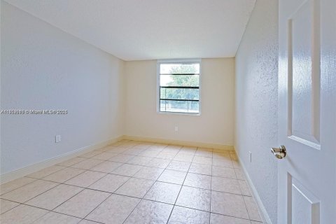 Condo in Miami, Florida, 2 bedrooms  № 1702222 - photo 11