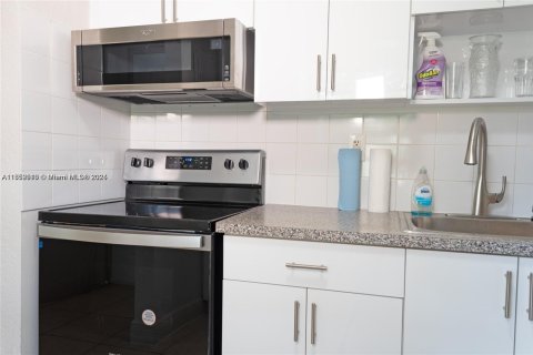 Condo in Miami, Florida, 2 bedrooms  № 1702222 - photo 9