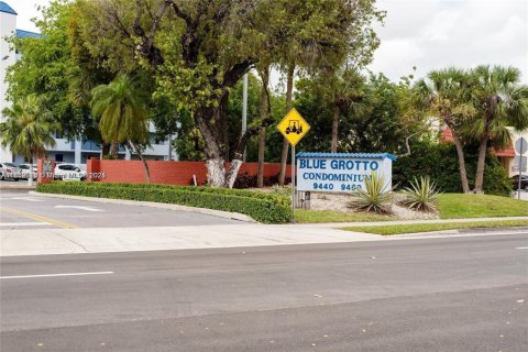 Condo in Miami, Florida, 2 bedrooms  № 1702222 - photo 2