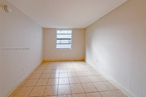 Condo in Miami, Florida, 2 bedrooms  № 1702222 - photo 12