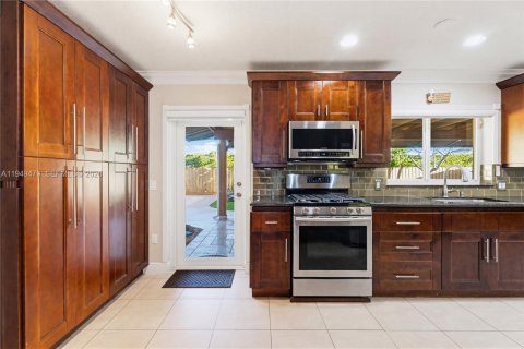 Casa en venta en Miami, Florida, 4 dormitorios, 173.17 m2 № 2007426 - foto 12