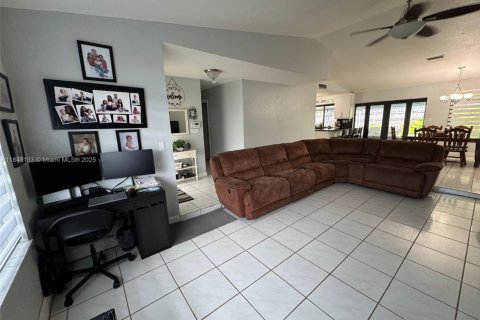 Casa en venta en Miami, Florida, 3 dormitorios, 135.92 m2 № 1939981 - foto 4