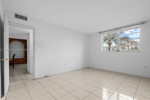 Condo in Aventura, Florida, 2 bedrooms  № 2002910 - photo 14