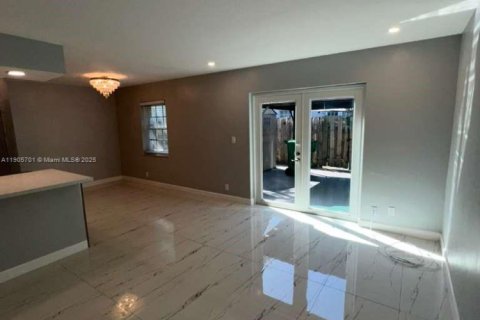 Снять в аренду таунхаус в Дейви, Флорида 3 спальни, 151.43м2, № 1956385 - фото 3