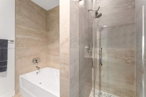 Condo in Miami, Florida, 2 bedrooms  № 1969786 - photo 21