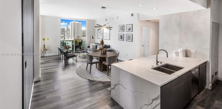 Condo in Miami, Florida, 2 bedrooms  № 1969786