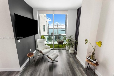 Condo in Miami, Florida, 2 bedrooms  № 1969786 - photo 13