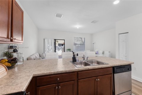 Townhouse in Hialeah, Florida 3 bedrooms, 143.53 sq.m. № 1871284 - photo 13
