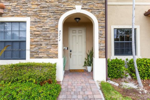 Townhouse in Hialeah, Florida 3 bedrooms, 143.53 sq.m. № 1871284 - photo 4