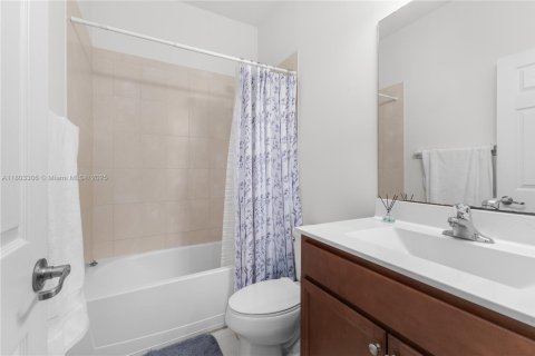 Townhouse in Hialeah, Florida 3 bedrooms, 143.53 sq.m. № 1871284 - photo 22
