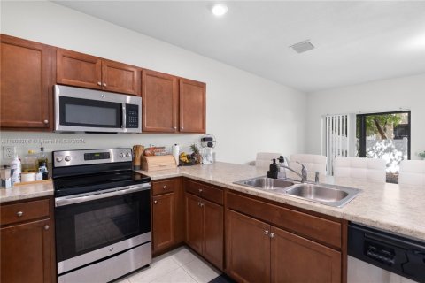 Townhouse in Hialeah, Florida 3 bedrooms, 143.53 sq.m. № 1871284 - photo 11