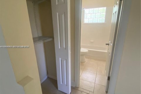 Villa ou maison à louer à Oakland Park, Floride: 3 chambres, 185.15 m2 № 2021852 - photo 6