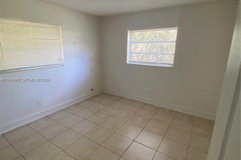 Villa ou maison à louer à Oakland Park, Floride: 3 chambres, 185.15 m2 № 2021852 - photo 3