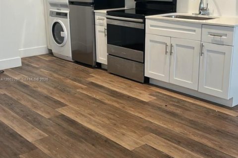 Снять в аренду квартиру в Майами, Флорида 1 спальня, 1250.56м2, № 2067723 - фото 3