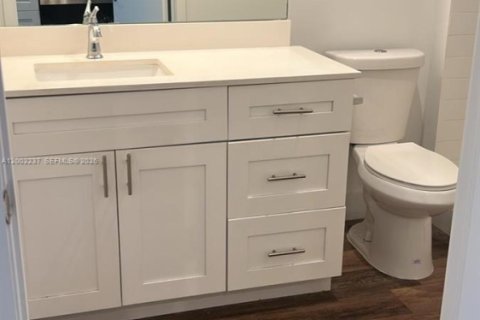 Снять в аренду квартиру в Майами, Флорида 1 спальня, 1250.56м2, № 2067723 - фото 2