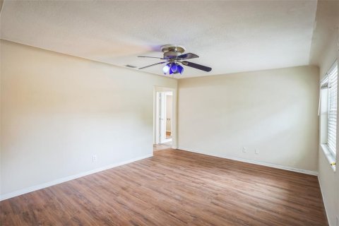 House in Largo, Florida 4 bedrooms, 126.07 sq.m. № 1878080 - photo 12