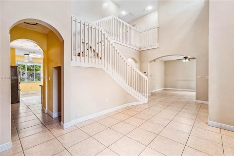 House in Miami, Florida 5 bedrooms, 241.36 sq.m. № 1838772 - photo 10