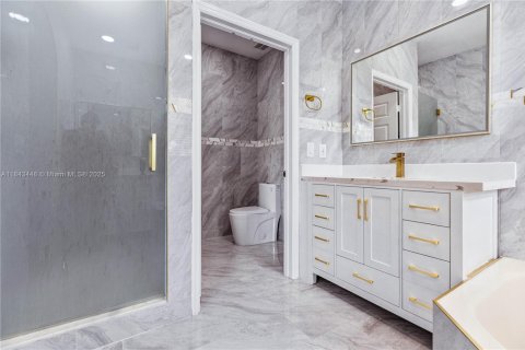 House in Miami, Florida 5 bedrooms, 241.36 sq.m. № 1838772 - photo 23