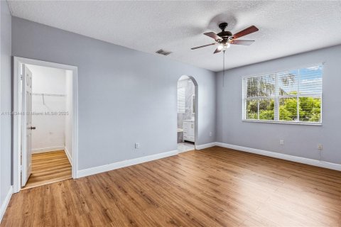 House in Miami, Florida 5 bedrooms, 241.36 sq.m. № 1838772 - photo 19