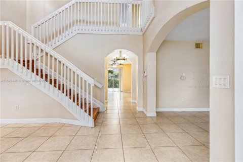 House in Miami, Florida 5 bedrooms, 241.36 sq.m. № 1838772 - photo 6
