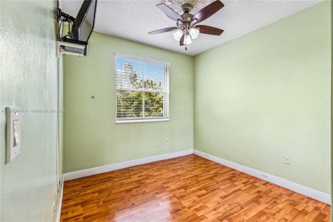 House in Miami, Florida 5 bedrooms, 241.36 sq.m. № 1838772 - photo 27