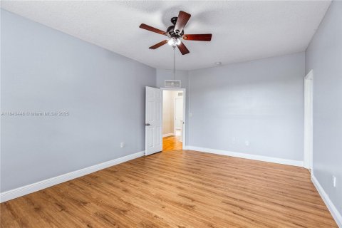 House in Miami, Florida 5 bedrooms, 241.36 sq.m. № 1838772 - photo 21