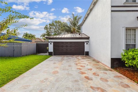 House in Miami, Florida 5 bedrooms, 241.36 sq.m. № 1838772 - photo 5