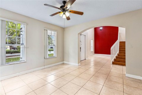 House in Miami, Florida 5 bedrooms, 241.36 sq.m. № 1838772 - photo 9