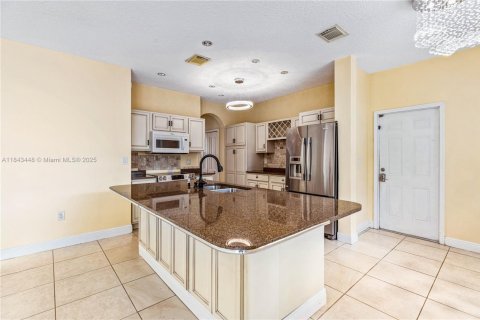 House in Miami, Florida 5 bedrooms, 241.36 sq.m. № 1838772 - photo 15