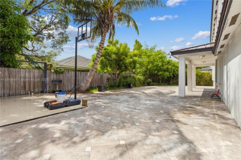 House in Miami, Florida 5 bedrooms, 241.36 sq.m. № 1838772 - photo 30