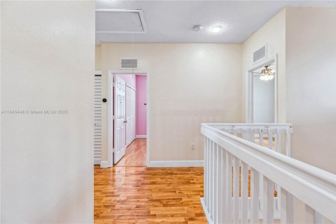 House in Miami, Florida 5 bedrooms, 241.36 sq.m. № 1838772 - photo 11