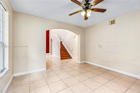 House in Miami, Florida 5 bedrooms, 241.36 sq.m. № 1838772 - photo 8