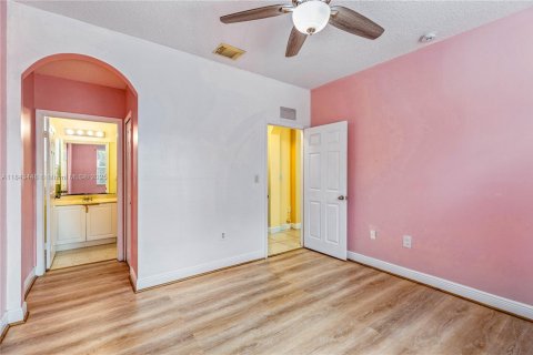 House in Miami, Florida 5 bedrooms, 241.36 sq.m. № 1838772 - photo 18