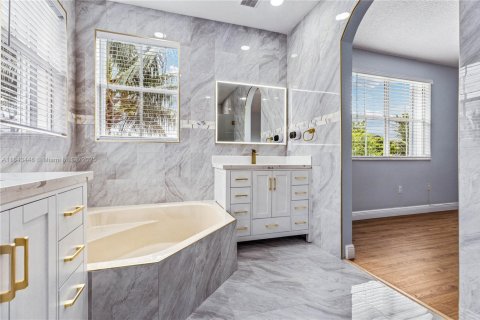 House in Miami, Florida 5 bedrooms, 241.36 sq.m. № 1838772 - photo 24