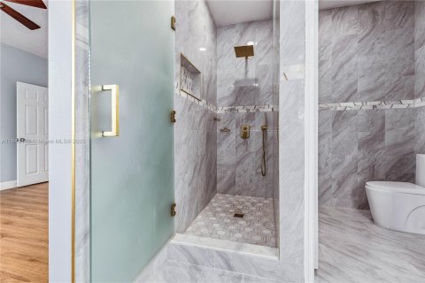 House in Miami, Florida 5 bedrooms, 241.36 sq.m. № 1838772 - photo 25