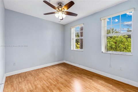 House in Miami, Florida 5 bedrooms, 241.36 sq.m. № 1838772 - photo 26