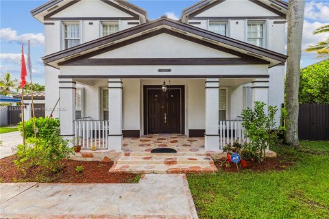 House in Miami, Florida 5 bedrooms, 241.36 sq.m. № 1838772 - photo 4