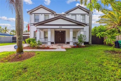 House in Miami, Florida 5 bedrooms, 241.36 sq.m. № 1838772 - photo 1