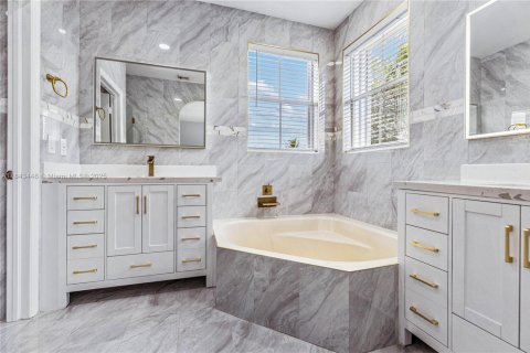 House in Miami, Florida 5 bedrooms, 241.36 sq.m. № 1838772 - photo 22