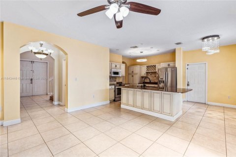 House in Miami, Florida 5 bedrooms, 241.36 sq.m. № 1838772 - photo 13
