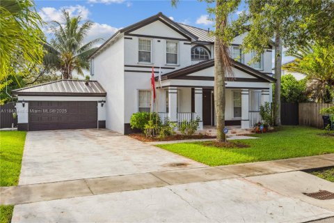 House in Miami, Florida 5 bedrooms, 241.36 sq.m. № 1838772 - photo 2