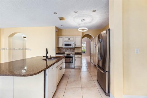House in Miami, Florida 5 bedrooms, 241.36 sq.m. № 1838772 - photo 14