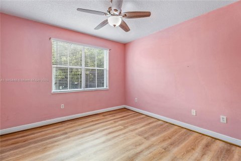House in Miami, Florida 5 bedrooms, 241.36 sq.m. № 1838772 - photo 17