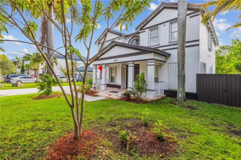 House in Miami, Florida 5 bedrooms, 241.36 sq.m. № 1838772 - photo 3