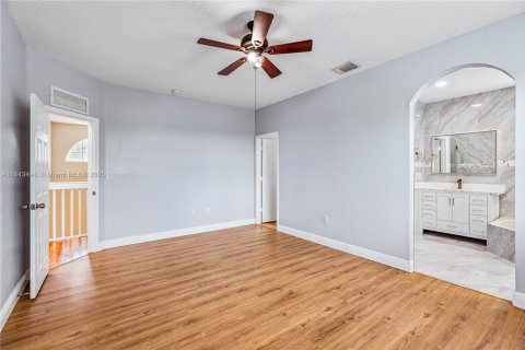 House in Miami, Florida 5 bedrooms, 241.36 sq.m. № 1838772 - photo 20