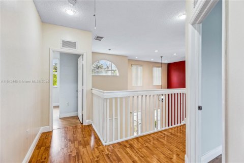 House in Miami, Florida 5 bedrooms, 241.36 sq.m. № 1838772 - photo 12