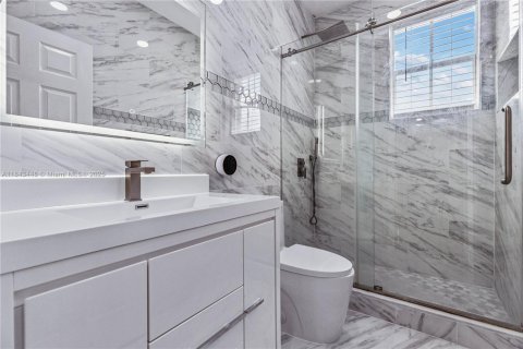House in Miami, Florida 5 bedrooms, 241.36 sq.m. № 1838772 - photo 28